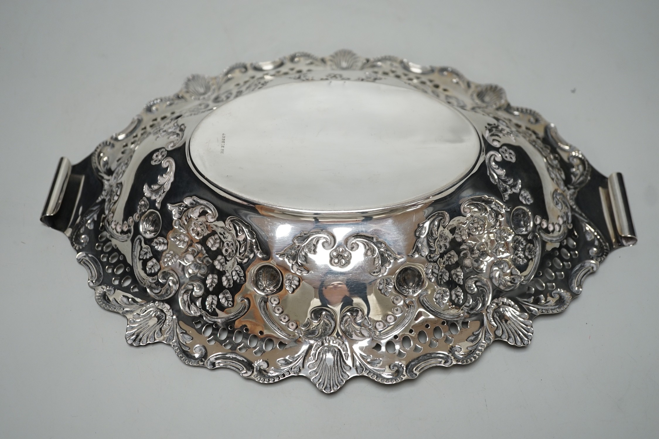 A late Victorian pierced silver oval fruit bowl, James Deakin & Sons, Chester,1897, length 32.4cm, 10.9oz.
